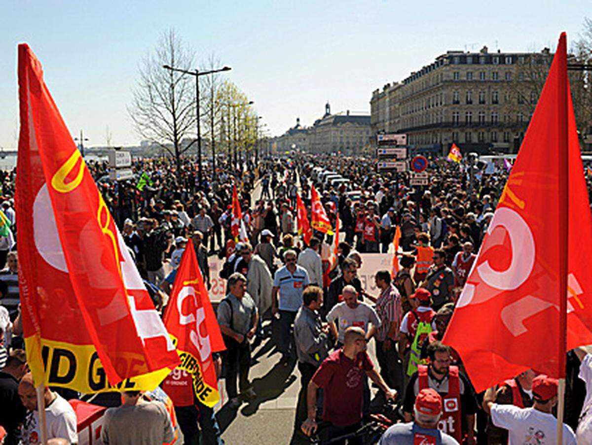 Nach Angaben des Innenministeriums beteiligten sich 1,2 Millionen Menschen an den Protesten. Mit den drei Millionen, die die Gewerkschaft CGT meldete, hätte der landesweite Protesttag noch größere Ausmaße erreicht als der letzte Ende Januar. Damals gingen 2,5 Millionen Menschen gegen den immer unbeliebter werdenden Sarkozy auf die Straße.