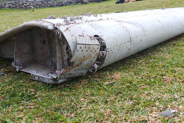 Am 29. Juli 2915, nach beinahe 17 Monaten wird schließlich auf der Insel La Réunion im Indischen Ozean ein Wrackteil angeschwemmt. Unterschungen ergeben, es handelt sich um die Flügelklappe von Flug MH370.