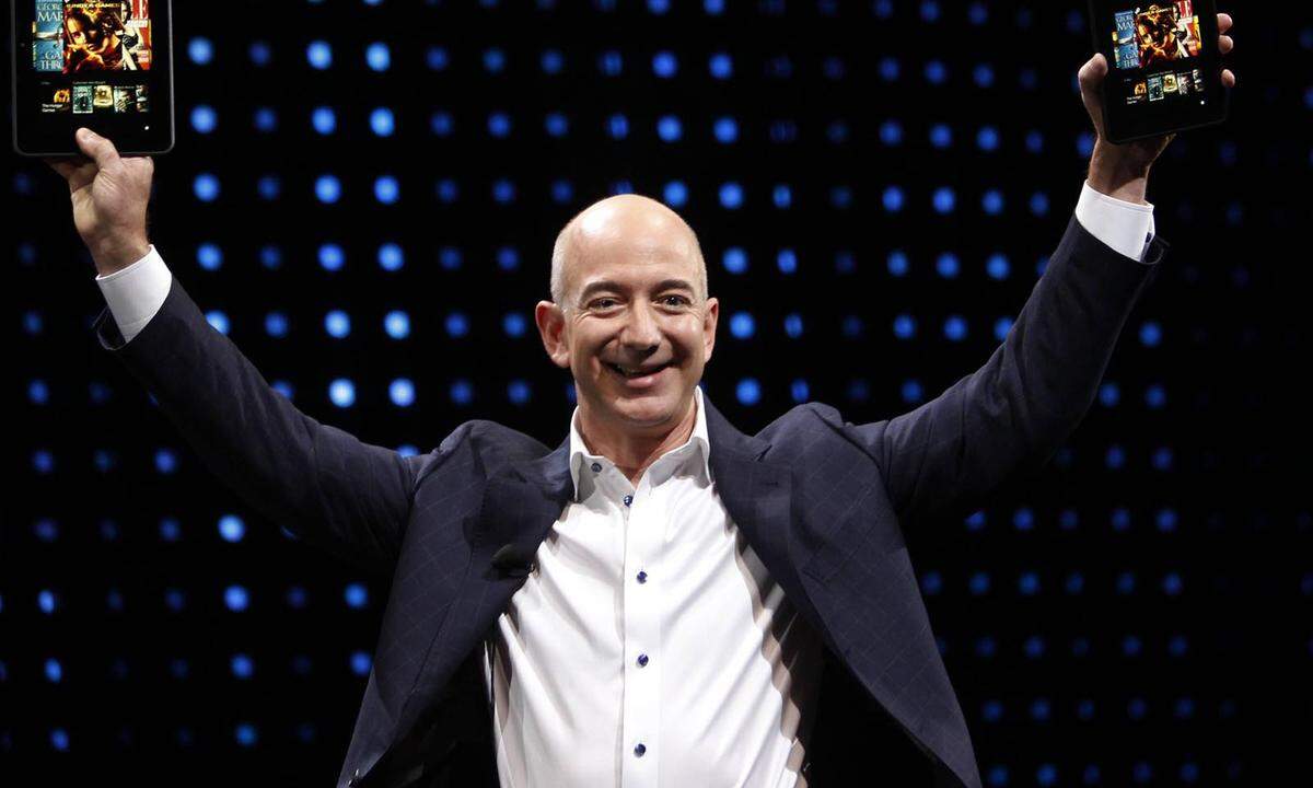 Der Amazon-Gründer und zweitreichste Mann der Welt hat sein Vermögen allein im ersten Halbjahr -  dank des Höhenflugs der Amazon-Aktien - um mehr als 20 Milliarden Dollar steigern können.  Weltweite Investitionen und der ständig wachsende Onlinehandel dürften diese Entwicklung noch unterstreichen.