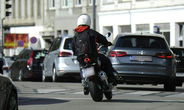 THEMENBILD: MOTORRAD / VERKEHR / SICHERHEIT