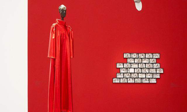Giacomettis „Stehende“ im Kleid von „House of the very Island’s“, inszeniert von Jakob Lena Knebl.