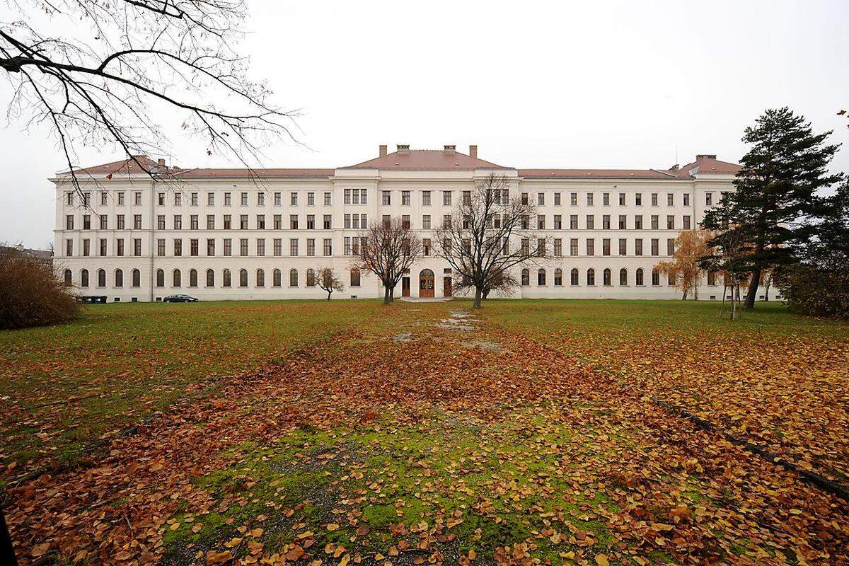 SOLL   1400 Menschen waren genug: Ende Juli 2014 platzte Erwin Pröll der sprichwörtliche Kragen. Der niederösterreichische Landeshauptmann rief einen Aufnahmestopp im Erstaufnahmezentrum Traiskirchen aus. Das Quartier sei eigentlich nur für 480 Menschen konzipiert. Jetzt müsse es endlich entlastet werden – vor allem durch Asylplätze in anderen Ländern.