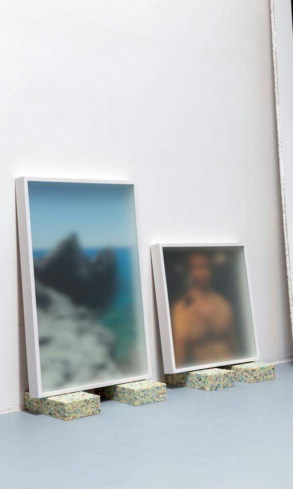 Mit Filter. Fotograf Mario ­Kiesenhofer zeigt Objekte aus einer Werkgruppe „You Are ­Here": Hier werden Selbstpor­träts aus Gay-Dating-Apps hinter geätztem Glas inszeniert.