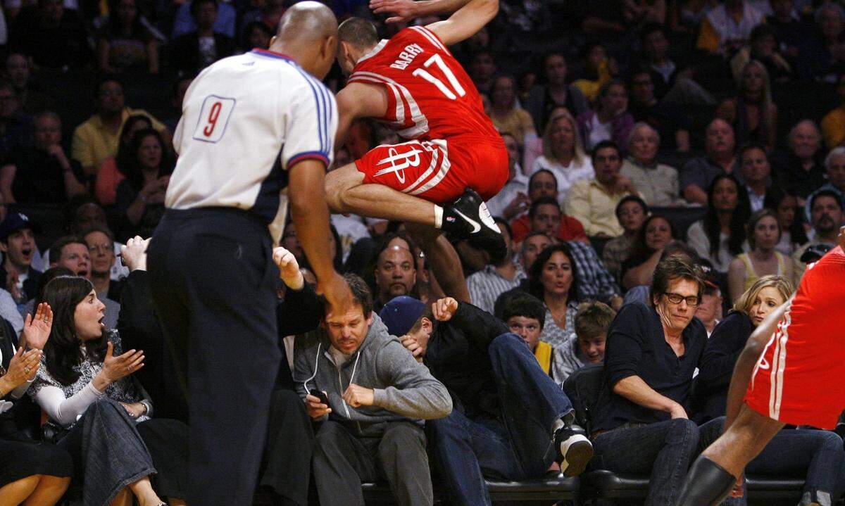 Volle Deckung, auch Stars werden nicht verschont. Leonardo DiCaprio (links) und Kevin Bacon im Bann der Houston Rockets