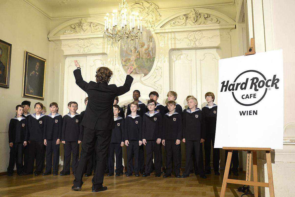 Auch ein Kostüm der Wiener Sängerknaben samt Hut wird zu sehen sein. Der Knabenchor war auch schon dabei, als im Frühjahr die ersten Pläne für den Wien-Ableger der Hard-Rock-Cafes präsentiert wurden (Bild).