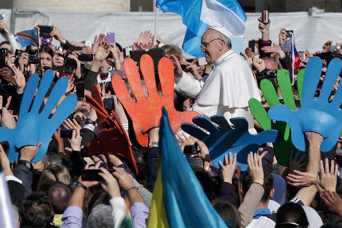 Er fuhr vor Beginn der Messe für seine Amtseinführung in einem offenen Auto - dem Papamobil, das er von Benedikt XVI. "geerbt" hat - stehend durch die Menge Ein Papst zum Angreifen.