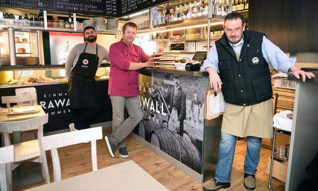 Barleiter Adriano Iovene (v. l.), Küchenchef Markus Leitgeb und Sommelier Alexander Herbei in der neuen Weinbar Krawall am Naschmarkt.