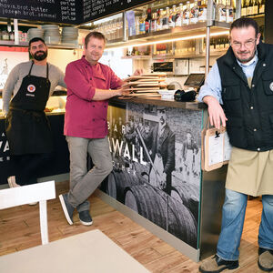 Barleiter Adriano Iovene (v. l.), Küchenchef Markus Leitgeb und Sommelier Alexander Herbei in der neuen Weinbar Krawall am Naschmarkt.