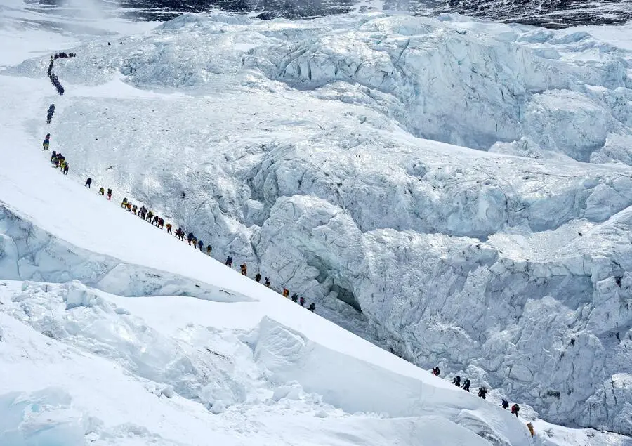 <strong>18. Mai. </strong>Einmal mehr Stau am Mount Everest in Nepal: Eine lange Schlange versucht im Distrikt Solukhumbu, dem Gipfel des höchsten Bergs der Welt ein Stück näherzukommen.
