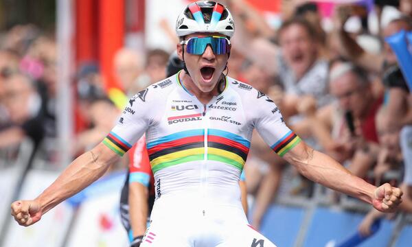 Hat Gefallen an seinem Weltmeister-Trikot gefunden: Remco Evenepoel.