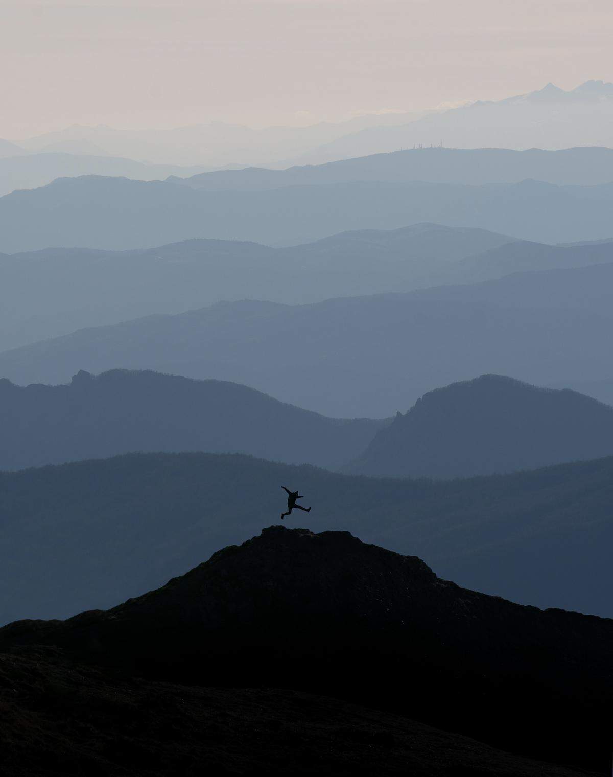 Es sei ein Foto, das er auf seiner letzten Reise vor Ausbruch des Coronavirus geschossen hatte, erklärt Samuel aus Island. Eine solche Landschaft - jene des Piemont in Italien - habe er nicht erwartet. Kurz bevor die Sonne aufging, in den geheimnisvollen "blauen Stunden", begann er in die Luft zu springen und zu schreien. Das Foto nannte er "Sprung des Glücks".