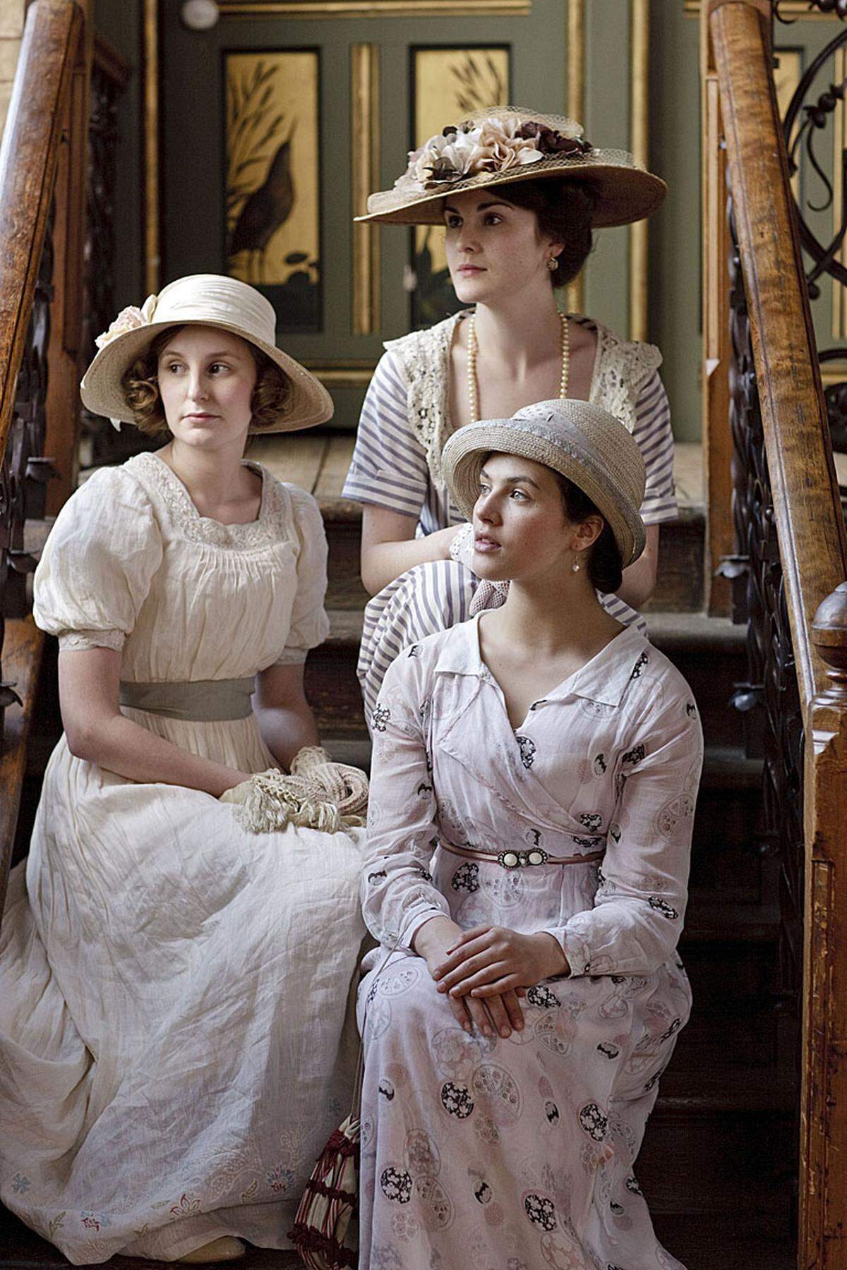 Ab Sonntag, dem 11. November, zeigt ATV die britische Hitserie "Downton Abbey" jeweils im Doppelpack. Sie dreht sich um den Grafen Robert Crawley, Vater dreier Töchter (im Bild: Jessica Brown Findlay, Michelle Dockery, Laura Carmichael), die anno 1912 nicht erbberechtigt sind. Schloss, Titel und Reichtum sollen deshalb an den entfernten Cousin Matthew Crawley gehen. Das sorgt auch unter der stolzen wie manipulativen Dienerschaft für Unmut. Wer Kostümfilm-Romanzen liebt, dem seien an kühlen Herbstabenden folgende Filme und Serien ans Herz gelegt. (Tipps zusammengestellt von: Heide Rampetzreiter)