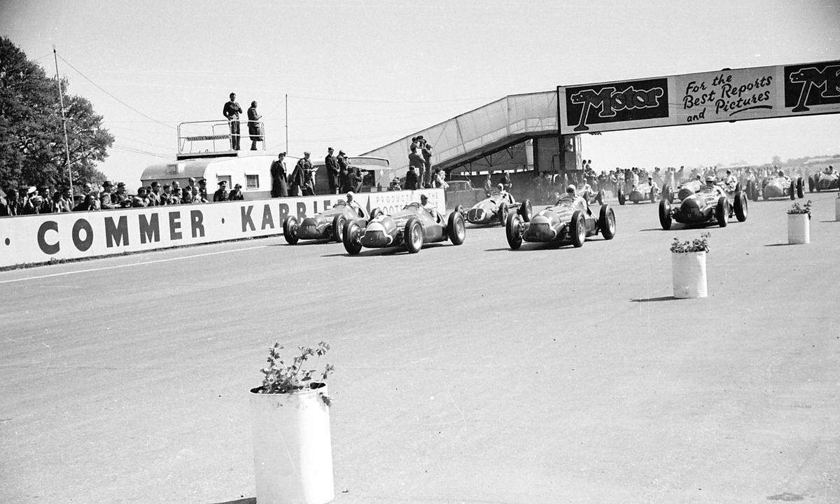 Den Auftakt für die Formel 1 gab es am 13. Mai 1950 in Silverstone. 21 Fahrer waren gemeldet, Giuseppe Farina gewann den ersten Grand Prix in einem Alfa Romeo. Zwölf Fahrer erreichten das Ziel nach 329 Kilometern. Die Durchschnittsgeschwindigkeit auf der schnellsten Runde durch Farina: 152,983 km/h.