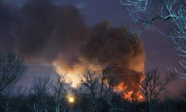 Rauch steigt über einem Öldepot auf, das nach einem Beschuss durch die ukrainischen Streitkräfte in Brand geraten ist.