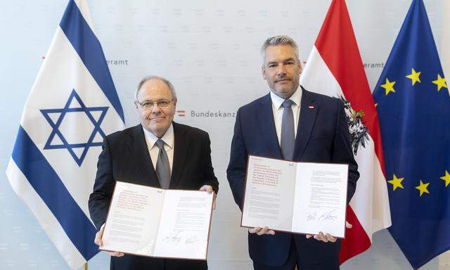 Bundeskanzler Karl Nehammer (ÖVP/R.) und der Vorsitzende der Holocaust-Gedenkstätte Yad Vashem, Dani Dayan