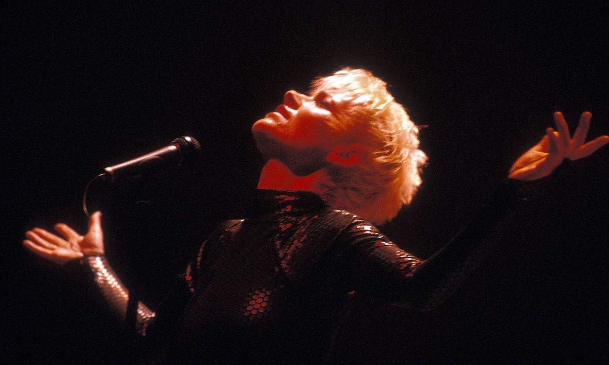 Marie Fredriksson, schwedische Ausnahme-Sängerin und Teil des Pop-Duos Roxette, verstarb nach schwerer Krankheit. Ihre Karriere begann in den 1980er-Jahren.