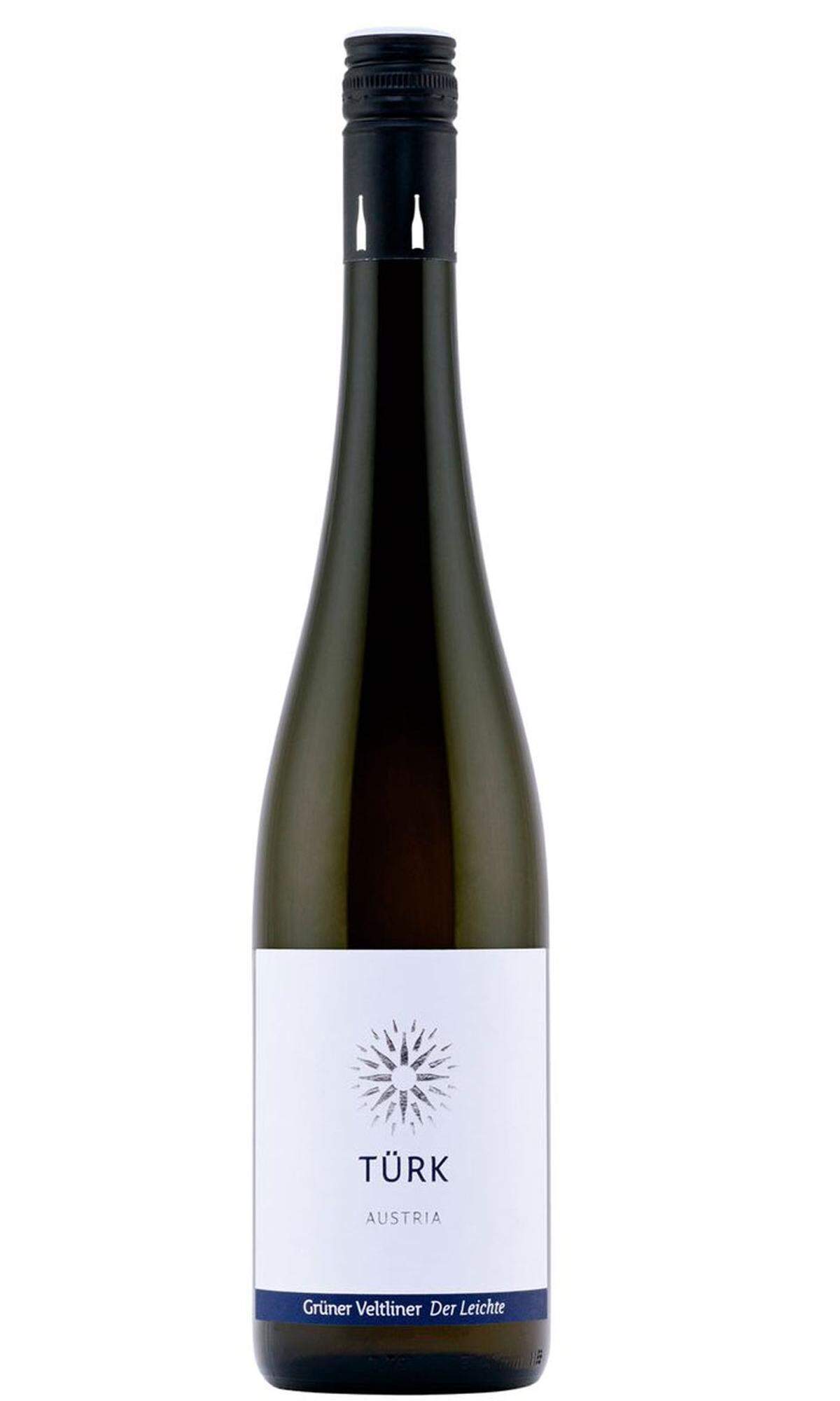 Weingut Türk, Grüner Veltliner „Der Leichte“ 2016, kostet 8,63 Euro bei www.fohringer.at  Türks Grüne Veltliner sind Jahr für Jahr eine Innovation. Klassisch, knackig und unkompliziert ist der „Leichte“. Passt zur warmen Jahreszeit und als Aperitif. Bleibt nur noch die Frage, wie wir all die Jahre so ganz ohne das innovative Bodenetikett ausgekommen sind. Diese Flasche erkennt man nämlich auch, wenn sie Flaschenhals voran im Kühlschrank liegt. 