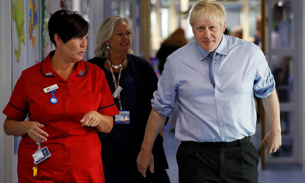 Vor seiner diplomatischen Offensive besuchte Johnson am Montag noch das Royal Cornwall Hospital in Truro, um seinen Einsatz für das britische Gesundheitssystem zu dokumentieren