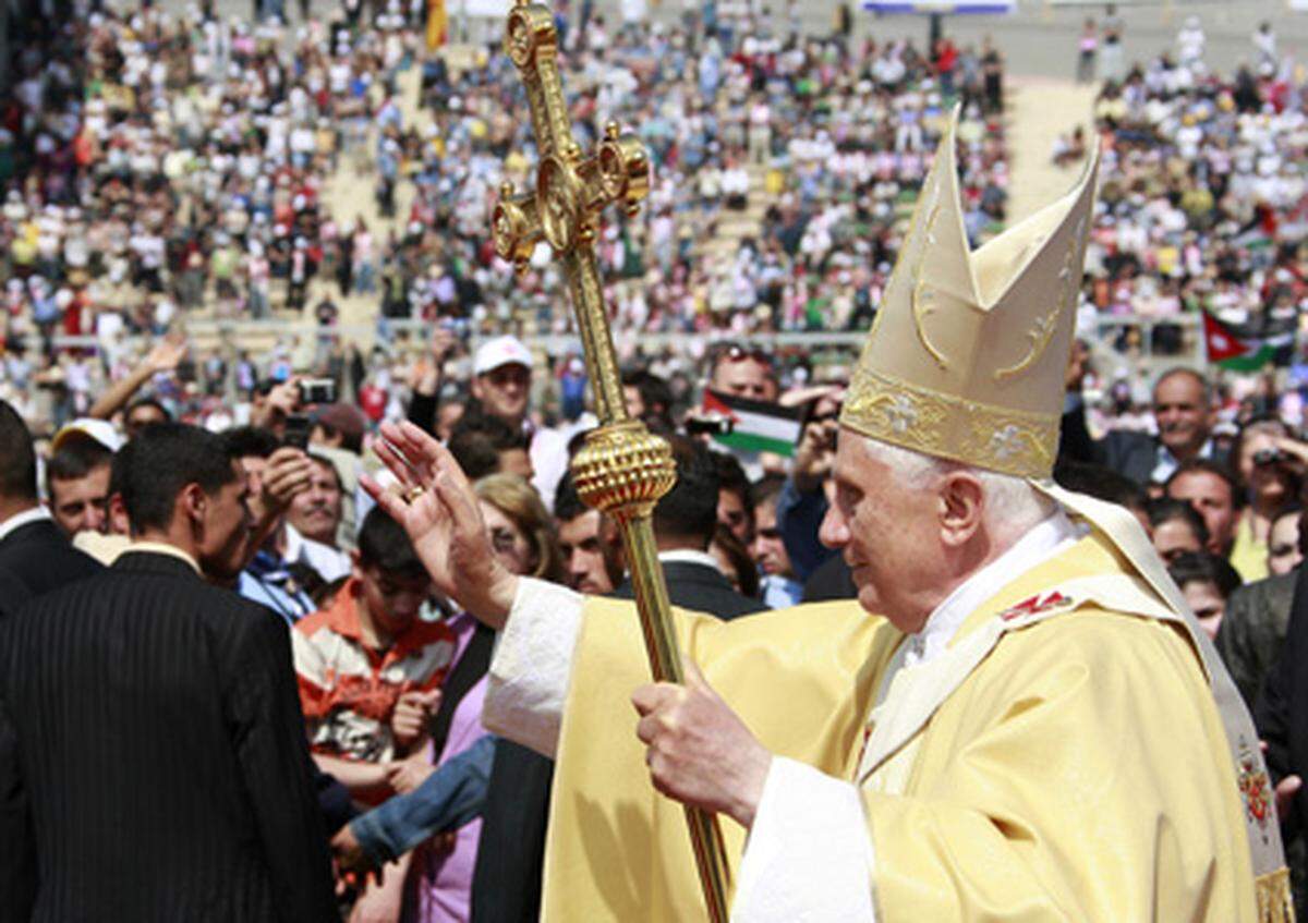 Bei der Sonntagsmesse im Fußballstadion von Amman kamen 50.000 Gläubige, um mit dem Papst zu feiern. Etliche waren extra aus dem Irak oder Syrien angereist.