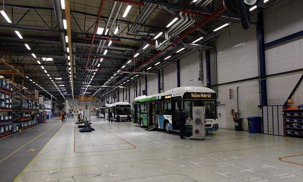 Der schwedische Autobauer Volvo produziert Hybrid-Busse im polnischen Breslau. 