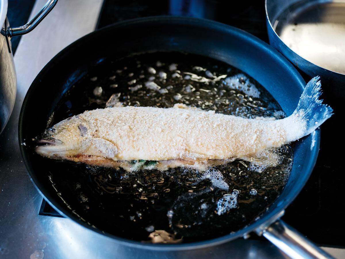 Er ist aber genauso ein Ort der Mehlspeisen, wie Topfenknödel mit Butterbröseln beweisen oder Weißbrotschmarrn mit Honigschlag (der wunderbarerweise auch so heißen darf, ohne von sprachlichen Sahne-Krücken gestützt zu werden).