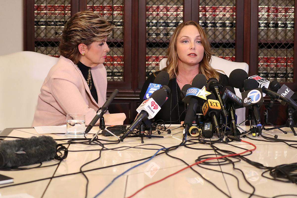 US-Staranwältin Gloria Allred schaltet sich nun auch im Fall Harvey Weinstein ein: Sie vertritt Drehbuchautorin Louisette Geiss (im Bild r.), die den Filmproduzenten der sexuellen Belästigung beschuldigt. Allred ist ein Phänomen: Ihre Spezialität sind Frauenrechte und Diskrimierungsfälle, häufig öffentlichswirksame mit der Beteiligung großer Namen. So trat Allred schon gegen berühmte Personen wie O. J. Simpson, Arnold Schwarzenegger oder Donald Trump auf; der Fall Bill Cosby ist ebenfalls eng mit der US-Amerikanerin verknüpft.