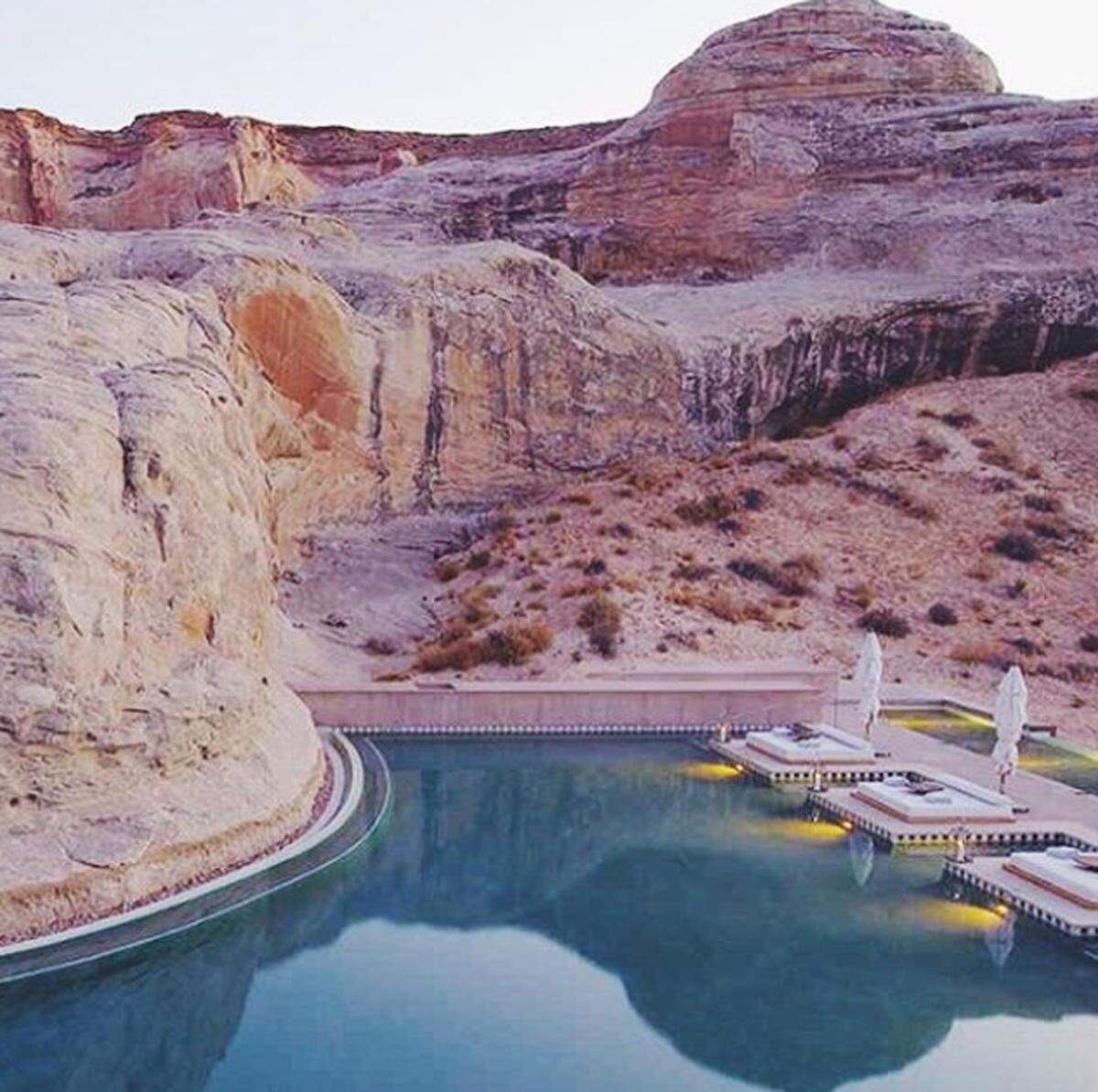 In die Felsen von Canyon Point im Süden Utahs ist dieser Pool gebaut. Es ist das Highlight des Resorts, der Blick von den Liegen am Pool ist spektakulär.