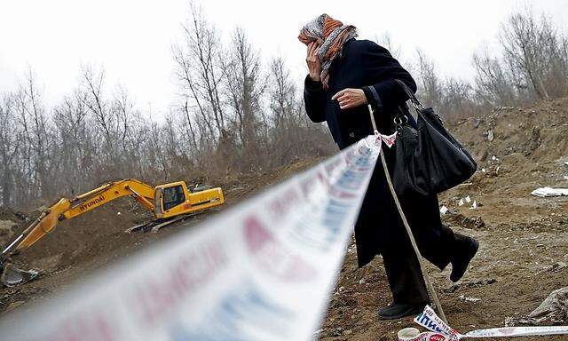 Frau gedenkt der Opfer im Dorfes Zalazje bei Srebrenica