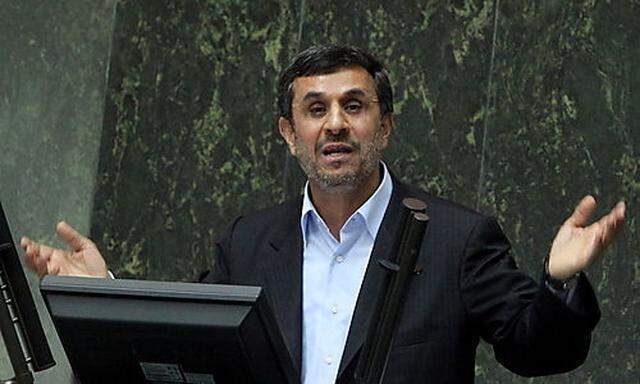 Irans Präsident AHMADINEJAD bei seiner Anhörung im Parlament