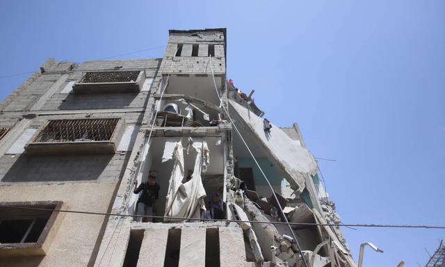 Palästinensische Zivilschutzteams führen nach israelischen Angriffen Such- und Rettungsaktionen in den Trümmern in Rafah durch.
