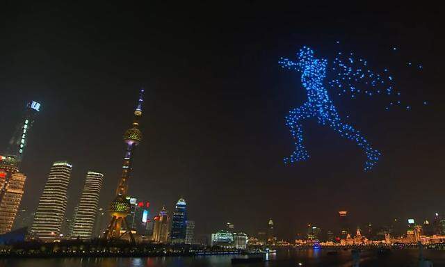 Der laufende Mann - dargestellt von programmierten Drohnen in der Hafenbucht von Schanghai zum Jahreswechsel.