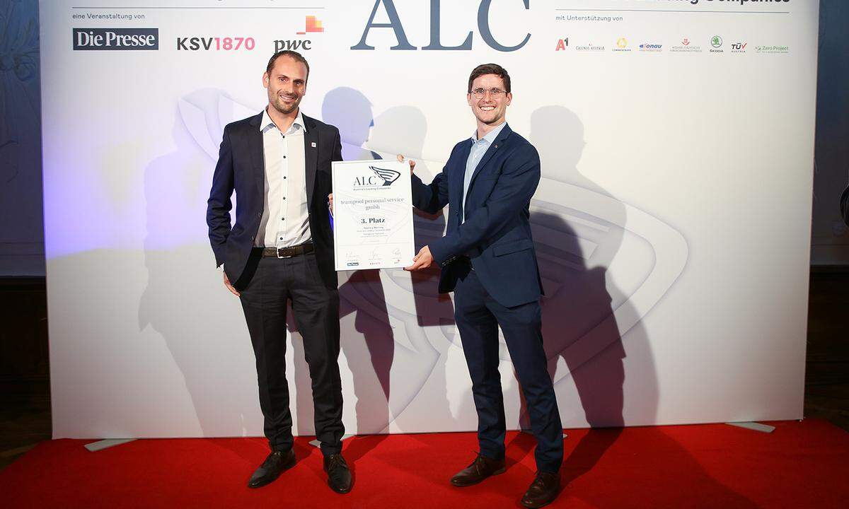 Auszeichnung 3. Platz, Kategorie National Großbetriebe für die Teampool personal service gmbh: A1 Telekom-Vertriebsleiter Florian Schwaiger (l.) übergibt die Urkunde an Teampool-Finanzleiter Simon Ransmayr.