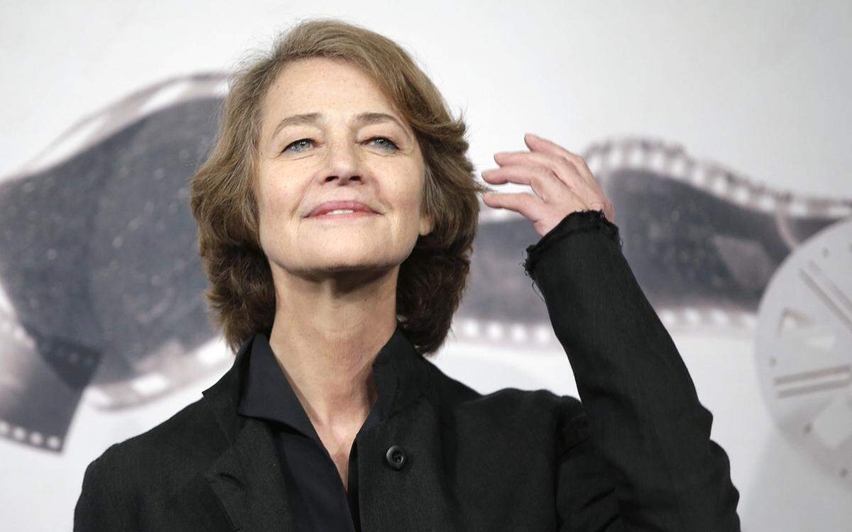 Die gleiche Idee hatte auch der Beautykonzern Nars, der am selben Tag bekannt gab, in seiner neuen Kampagne die 68-jährige Schauspielerin Charlotte Rampling ins rechte Licht zu rücken.