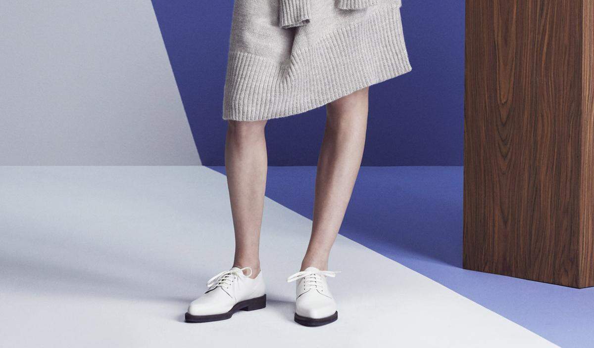 Lange Zeit verpönt, sind weiße Schuhe in der neuen Saison ein absolutes Muss. Tragen kann man den Trend als Stiefel, Stiefelette oder auch als Brogue wie bei Jil Sander Navy.