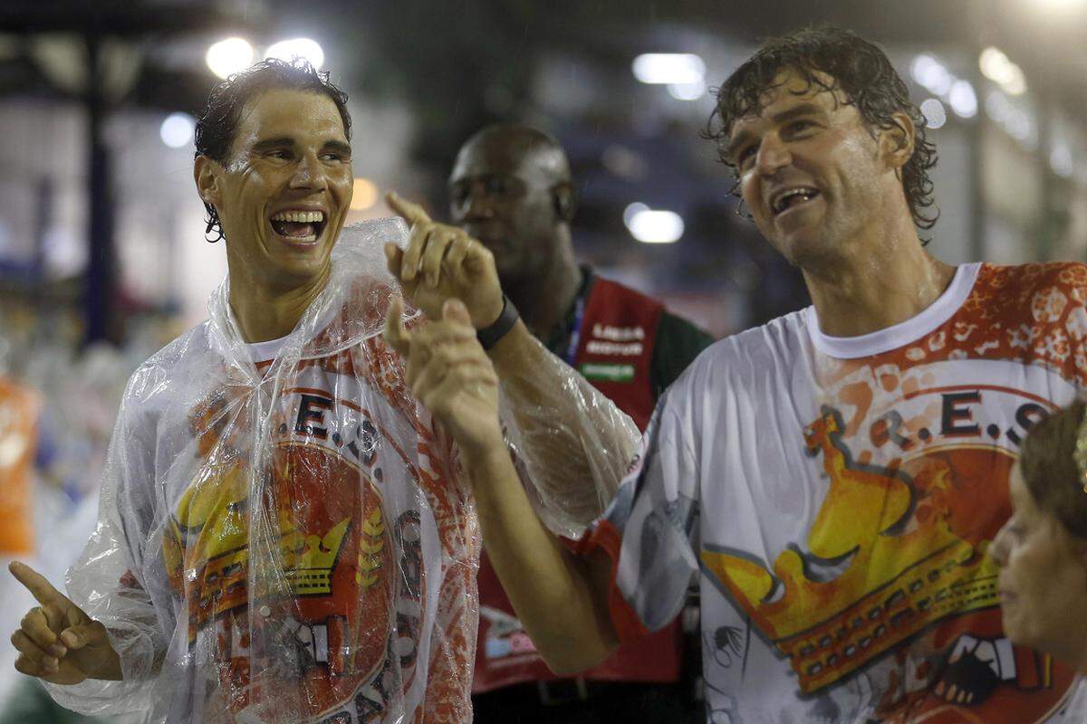 Auch der spanische Tennis-Star Rafael Nadal (li.) tanzte mit dem ehemaligen Tennis-Champion Gustavo Kuerten durch das Sambodrom.