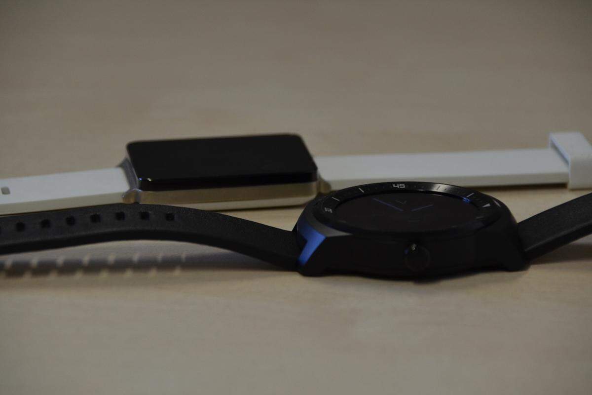 Der direkte Vergleich: Das LG-Erstlingswerk ist ein gutes Einstiegsgerät. Einige Funktionen lässt es aber noch vermissen. In puncto Design weiß die Uhr aber dennoch zu gefallen. Sportlicher und andererseits auch klassischer ist aber die LG G Watch R. Und auch qualitativ hochwertiger ist die runde Uhr.