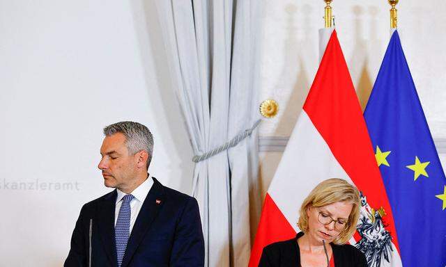 Schauen bei der Klimapolitik oft in entgegengesetzte Richtungen: Bundeskanzler Karl Nehammer (ÖVP) und Klimaministerin Leonore Gewessler (Grüne).