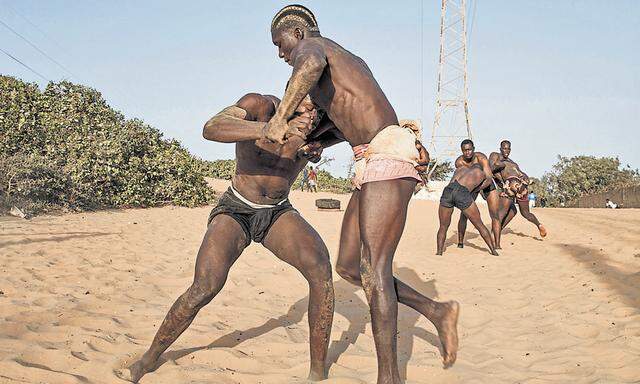 In Senegals Ringerakademien nehmen die jungen Männer für ihren Traum vom Ruhm ein hartes Training auf sich.