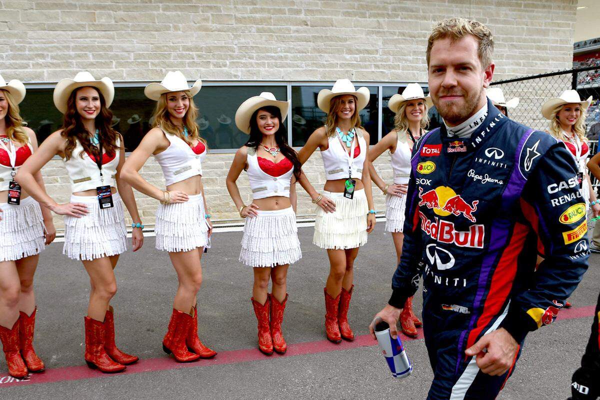 Weltmeister Sebastian Vettel erwiderte ihre schmachtenden Blicke jedoch nicht.