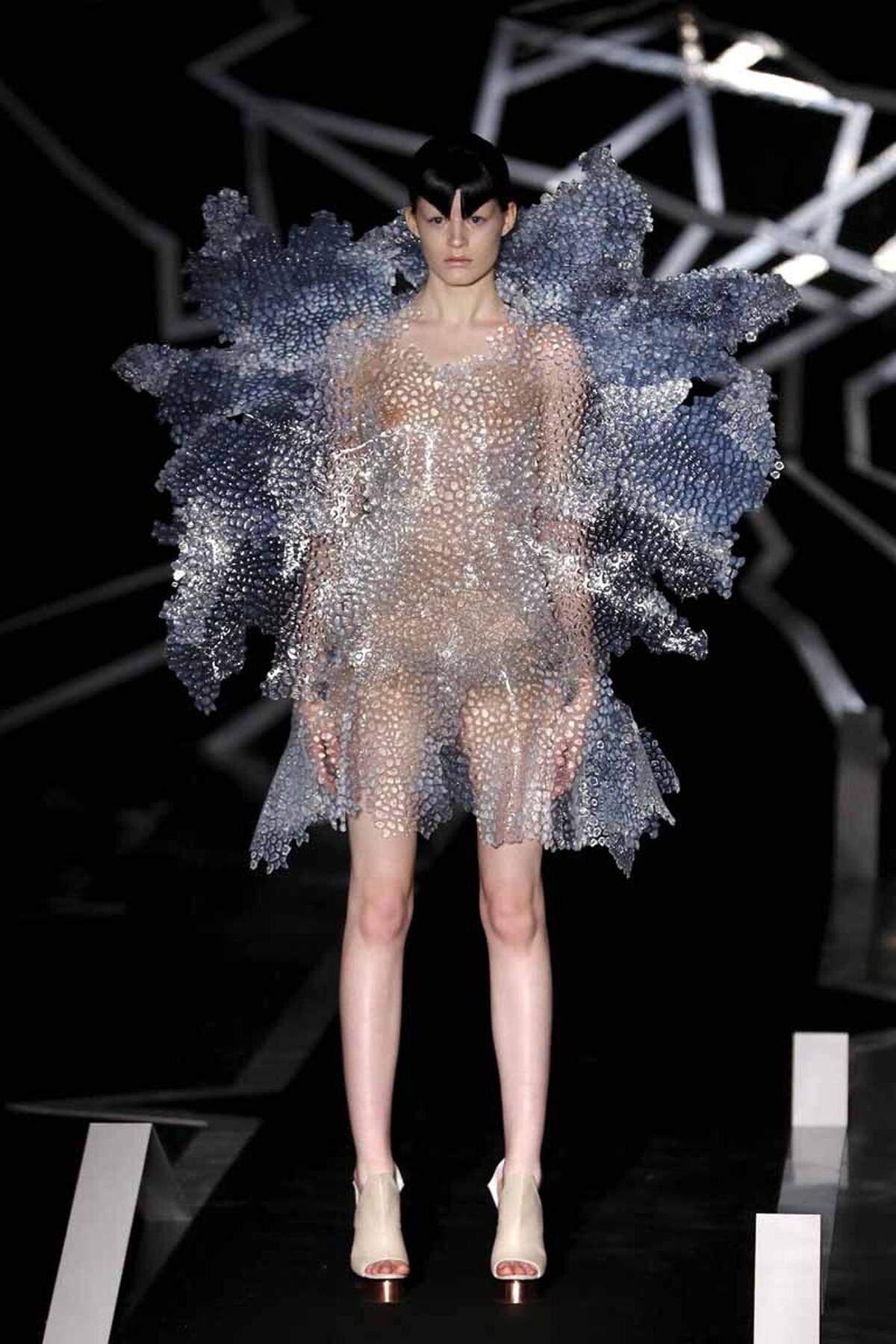 Bei der niederländischen Modedesignerin ging es weitaus futuristischer zu.