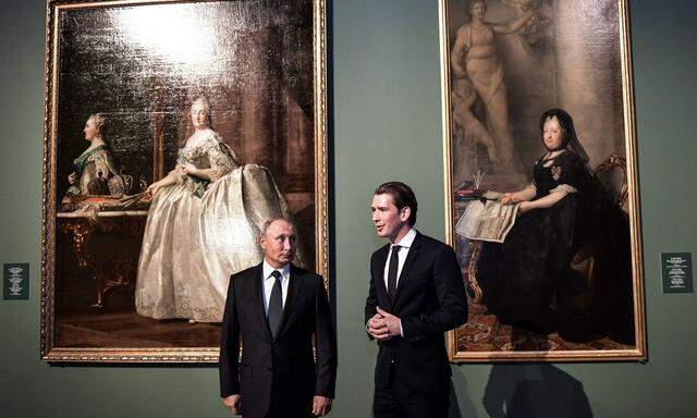 Wladimir Putin und Sebastian Kurz eröffnen eine Ausstellung im früheren Zarenpalast