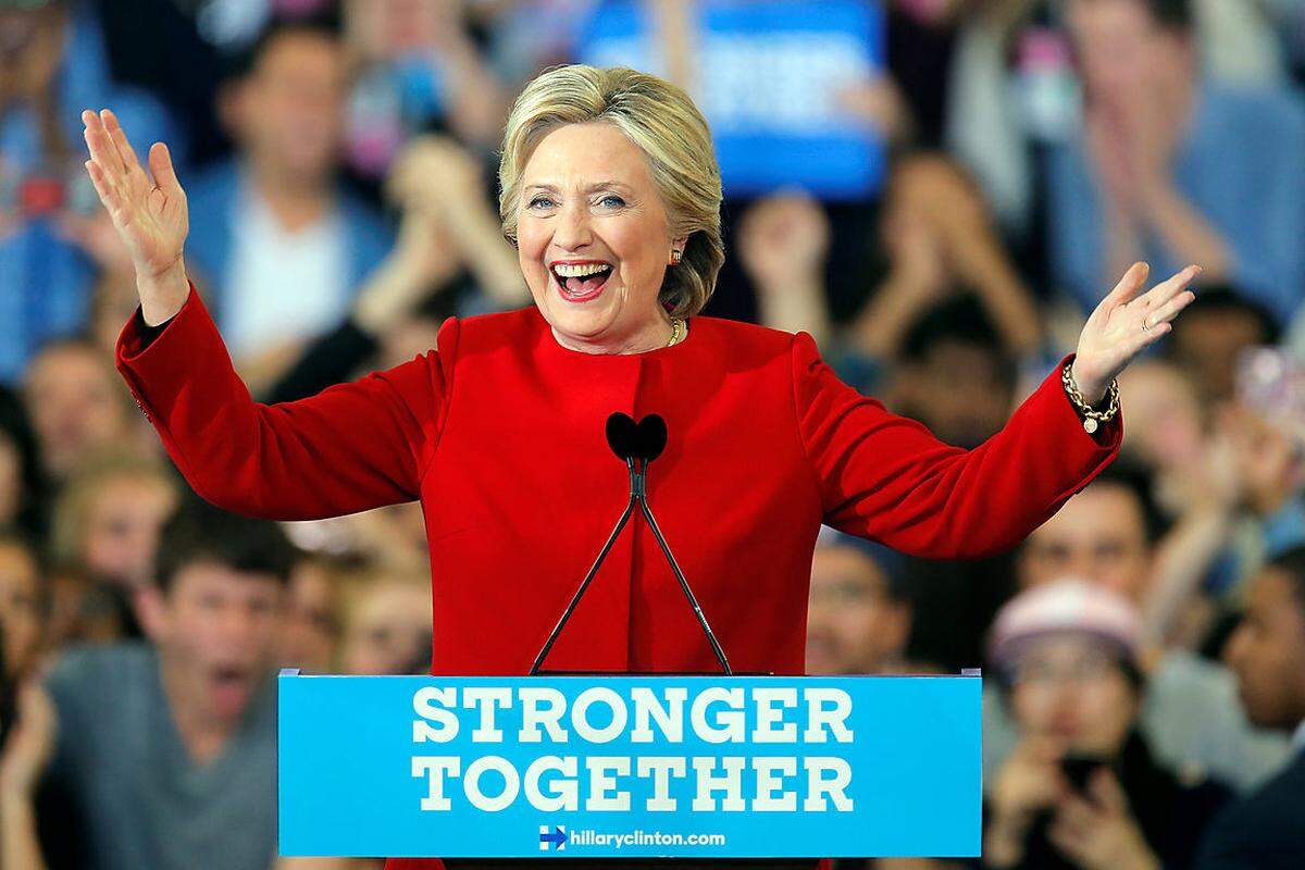 Hillary Clinton könnte als erste Frau in der Geschichte der Vereinigten Staaten zur Präsidentin gewählt werden. Schon vor ihr aber haben es Frauen rund um die Welt an die politische Spitze geschafft. Ihre Geschichten handeln nicht nur von dem Kampf für Gleichberechtigung, sondern auch von Erbfolgen, brutalen Machtkämpfen und Selbstbehauptung.