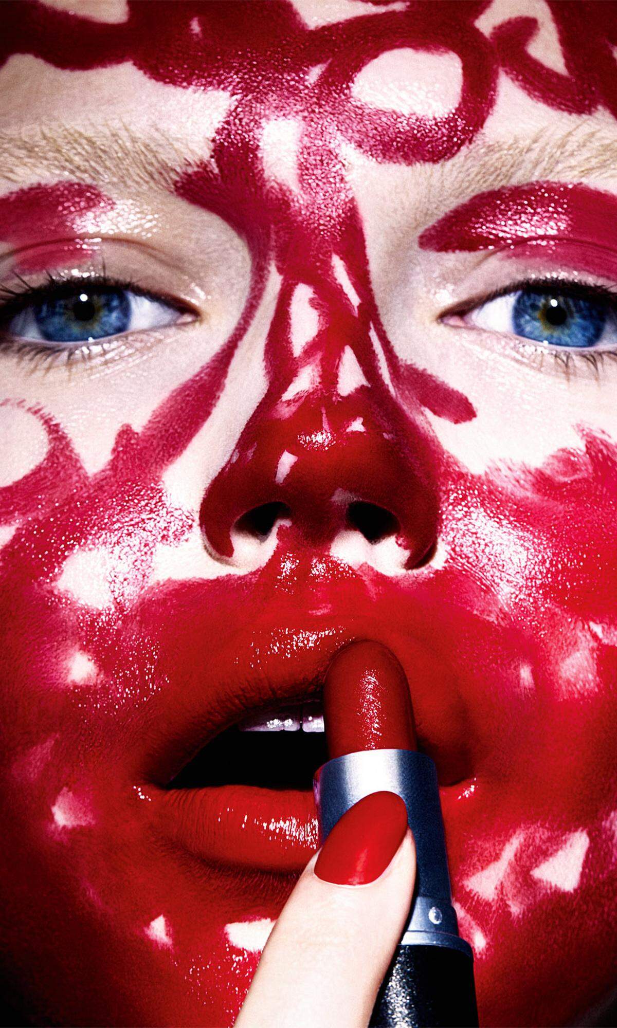 Beinah wie lackiert wirkendes Rot ist nicht erst seit Kylie Jenner angesagt. Glänzend rote Lippen sind nach wie vor der Höhepunkt eines verführerischen Looks.