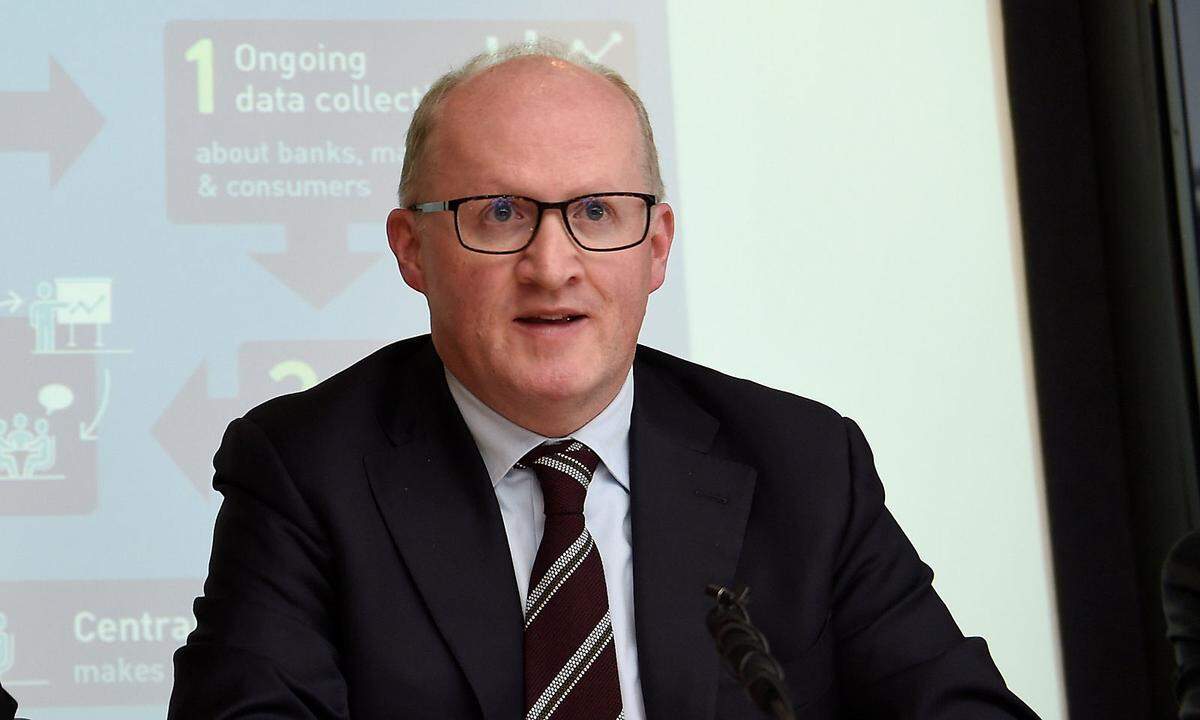 Irland könnte Philip Lane ins Rennen schicken. Der frühere Wirtschaftsprofessor ist seit November 2015 Gouverneur der Central Bank of Ireland. Unter Analysten wird der 49-Jährige auch als heißer Kandidat für den ebenfalls im nächsten Jahr neu zu besetzenden Posten des EZB-Chefvolkswirts gehandelt. Lane war zunächst auch einer der Bewerber für den Posten des EZB-Vizechefs, bis Irland die Kandidatur zurückzog. 