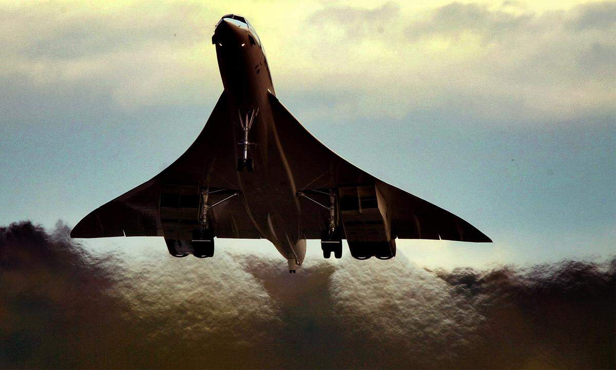 Obwohl der Treibstoffverbrauch mehr denn je ein zentraler Faktor für Airlines ist, mangelte es seitdem nicht an Plänen für einen Überschall-Nachfolger. Realisiert haben sie sich noch nicht. Zuletzt verkündete im Sommer das US-Start-up Boom, es habe bereits 76 Bestellungen für einen geplanten Überschall-Jet für bis zu 55 Fluggäste. Das Flugzeug soll noch schneller und deutlich effizienter werden als die Concorde, die Platz für gut 100 Passagiere bot. Ein kleinerer Prototyp soll 2018 abheben. Was auch immer aus diesen und anderen Plänen letztlich wird: Die Faszination des Überschallflugs lebt weiter. (APA/dpa/Sebastian Kunigkeit)