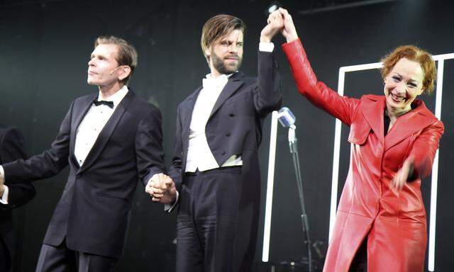 Tonio Arango, Christian Frank und Sona MacDonald bei der Premiere der Uraufführung des Theaterstücks.