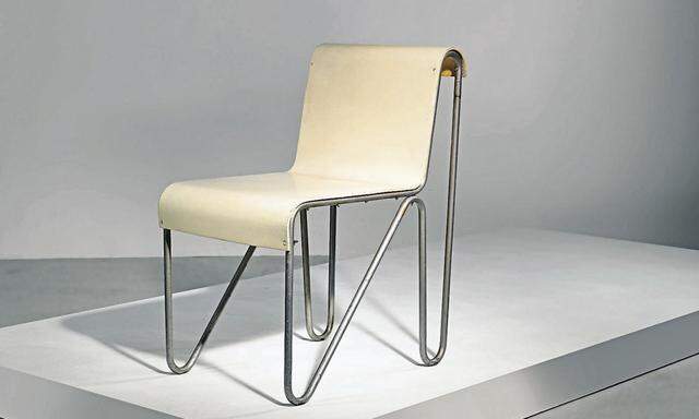 Stahlrohrmöbel waren eine Erfindung des Bauhaus. Im Dorotheum kommt ein früher Stuhl, Modell „Beugel Stoel“, von Gerrit Thomas Rietveld mit einer Taxe von 12.000 bis 15.000 Euro zur Auktion.
