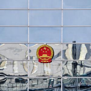 Die Fassade der chinesischen Botschaft in Berlin. 