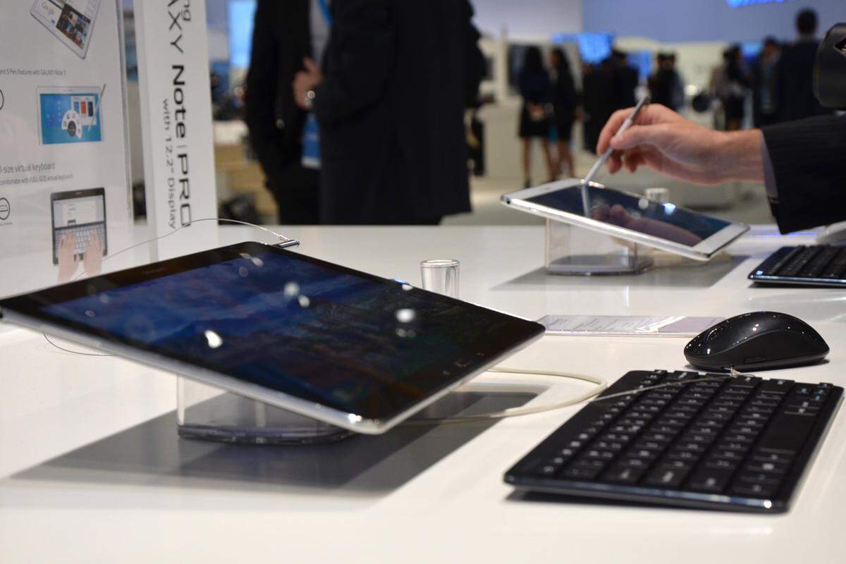 Tablets haben für Workaholics viele Vorteile. Sie sind schnell zur Hand, finden in jeder Akten- oder Handtasche Platz, sind sofort einsatzbereit und der Akku hält vergleichsweise lange. Aber es gibt auch einige Nachteile oder zumindest Schwachstellen. Tastatur, Multitasking, Performance, Business-Anwendungen - um nur ein paar aufzuzählen. Microsoft versucht diese Business-Lücke zwischen PC und Tablet mit den Surface-Tablets zu schließen. Samsung setzt dem jetzt Business-Tablets mit Android entgegen. DiePresse.com hat das Galaxy Note Pro ausprobiert.Text und Bild: Sara Grasel