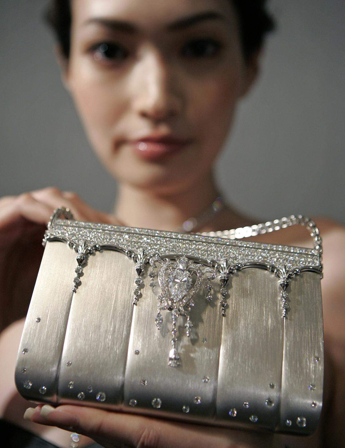 Diese Handtasche aus Platin ist mit 2182 Diamanten (208 Karat) besetzt. Die vom Juwelier Ginza Tanaka entworfene Abendtasche ist 1,63 Millionen Dollar wert.